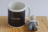 Tee-Aufgusskorb teegeschirr Herr Tee neben einer Teaura Tasse Tee - Mr. TEA Infuser Teaware Fred & Friends next to Teaura teacup