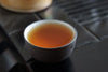 Flüssiger Pu-Erh-Tee in schwarzer Teetasse - Liquid Pu-Erh tea in black teacup