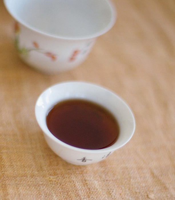 Flüssiger Pu-Erh-Tee in weisser Teetasse - Liquid Loose-leaf Pu-Erh in small teacup