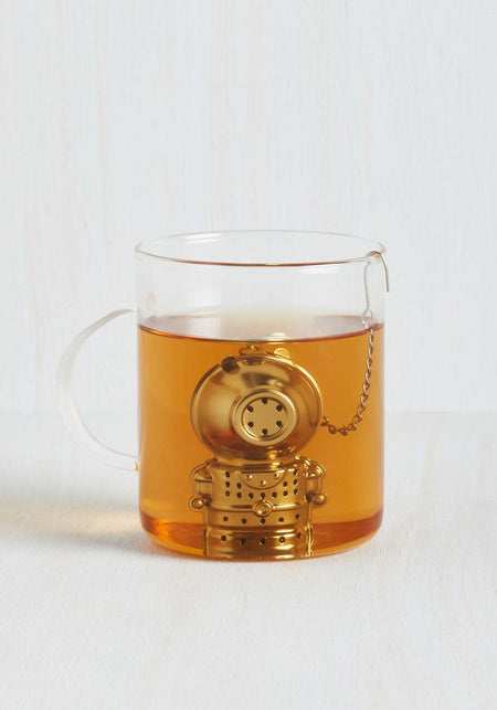 Tee-Aufgusskorb teegeschirr in Menschenform in einer Tasse Tee - Jacques The Diver Tea Infuser Teaware inside teacup