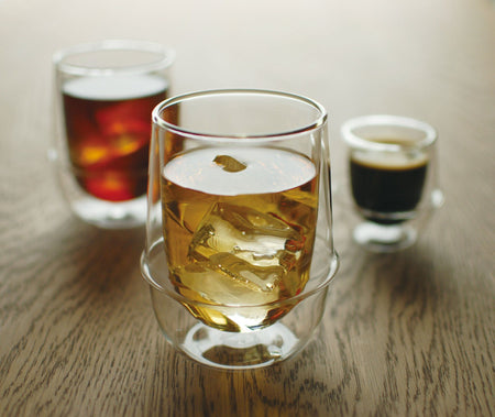 drei transparente Teetassen aus Glas auf brauner Oberfläche - KRONOS cup Teaware Kinto
