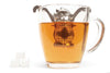 Tee-Aufgusskorb teegeschirr in Affenform in einer Tasse Tee auf weissem Hintergrund - Monkey Tea Infuser Teaware inside teacup on white background