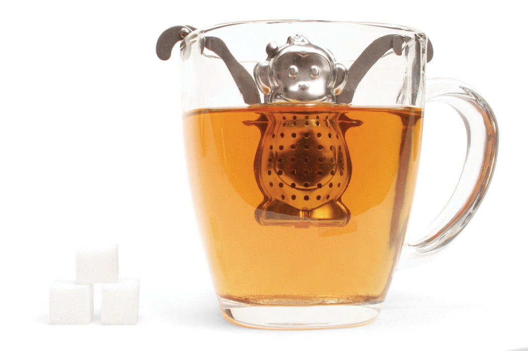 Tee-Aufgusskorb teegeschirr in Affenform in einer Tasse Tee auf weissem Hintergrund - Monkey Tea Infuser Teaware inside teacup on white background