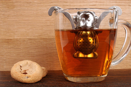 Tee-Aufgusskorb teegeschirr in Affenform in einer Tasse Tee - Monkey Tea Infuser Teaware inside teacup