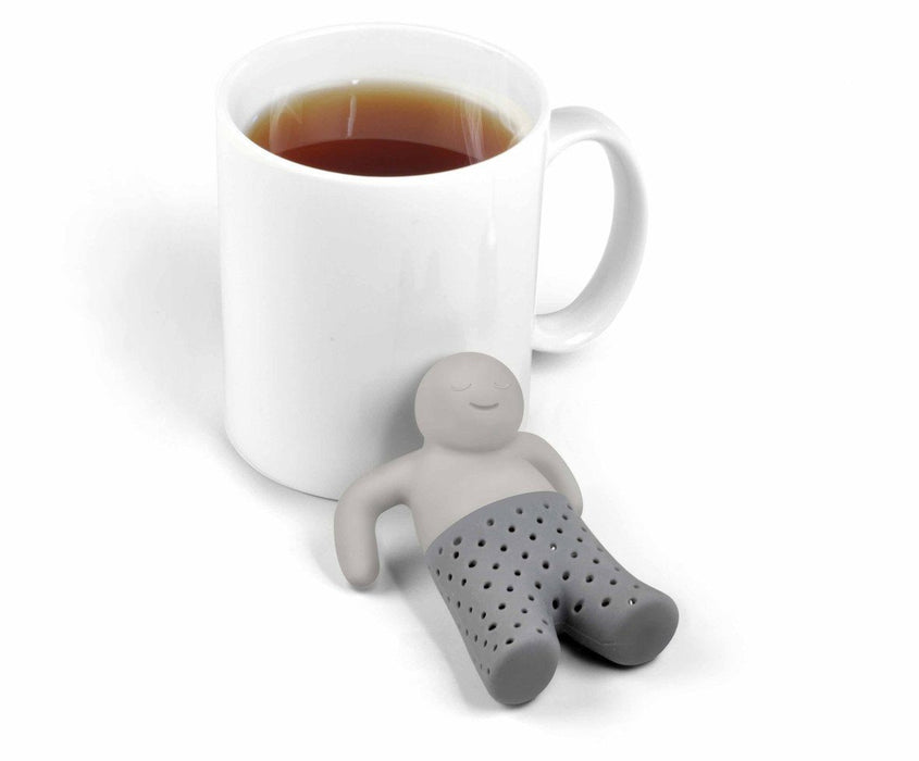 Tee-Aufgusskorb teegeschirr Herr Tee neben einer weissen Tasse Tee - Mr. TEA Infuser Teaware Fred & Friends next to a white teacup