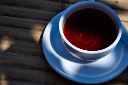 Bio Flussig rote Honeybush Tee in weisser Teetasse - Organic liquid red honeybush tea in white teacup