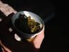 Bio Premium Houjicha Loser blatt Tee in weisser Teetasse mit Sonnenlicht - Organic premium Houjicha Tea in white teacup with sunlight