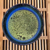 Bio Premium gesunder Matcha Tee Latte mit Schaumstoff auf Bambusmatte - Organic Premium Matcha latte with foam on bamboo mat Tèaura