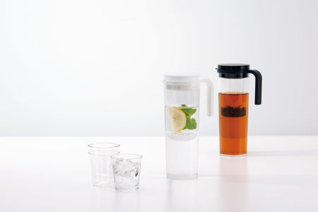 zwei hohe transparente Teekanne in weissem Hintergrund - two tall transparent tea jug in white background PLUG iced tea jug Teaware Kinto