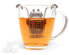 Tee-Ei teegeschirr in roboterform in einer Tasse Tee auf weissem Hintergrund - Robot Tea Infuser Teaware inside teacup on white background