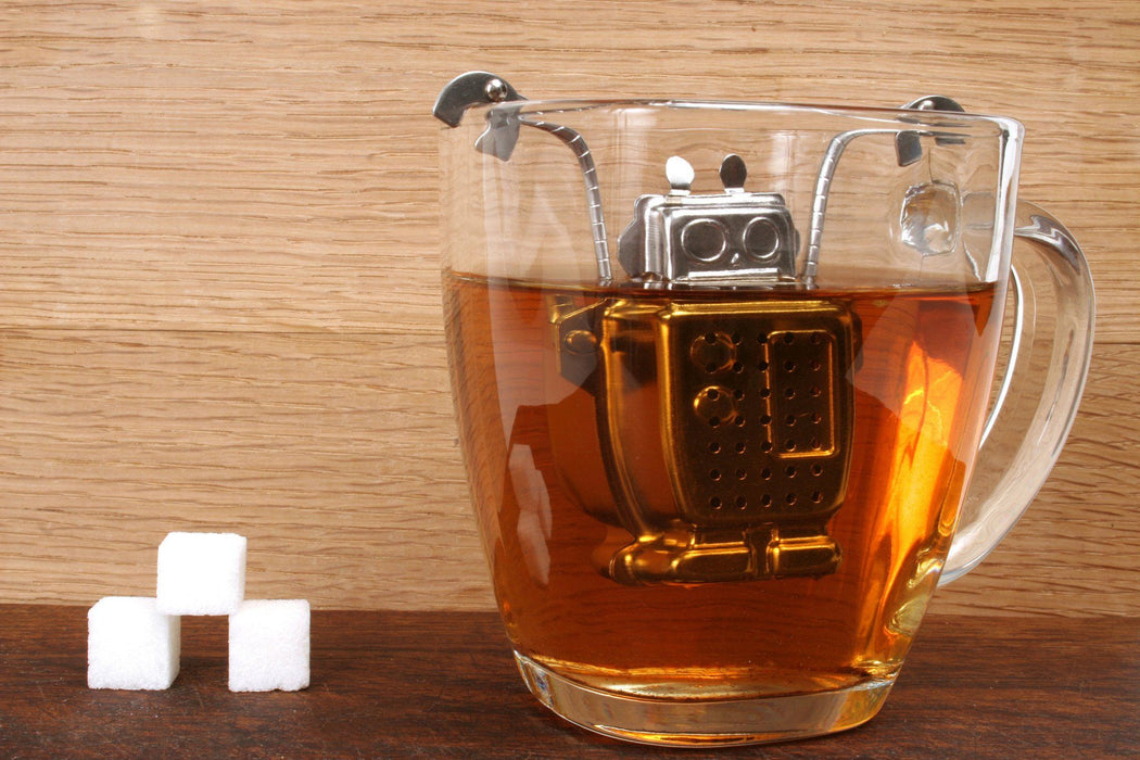 Tee-Aufgusskorb teegeschirr in roboterform in einer Tasse Tee - Robot Tea Infuser Teaware inside teacup