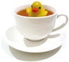 Tee-Aufgusskorb teegeschirr in Form einer Gummiente in einer weisse Tasse Tee auf weissem Hintergrund - Rubber duck Tea Infuser Teaware inside teacup on white background