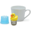 Tee-Sieb teegeschirr in Form einer Gummiente neben einer weissen Teetasse - Rubber duck tea infuser next to white teacup