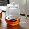 Grosse UNITEA Glas Teekane Teegeschirr mit rote flussige Tee auf Holztisch - Large UNITEA glass teapot with red liquid tea on wood table